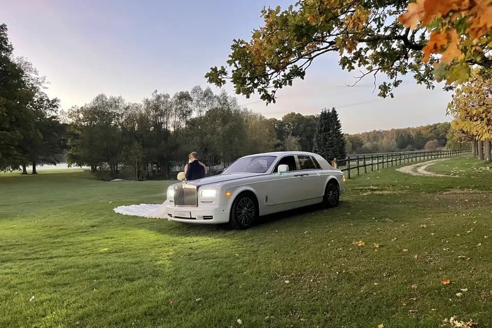 Rolls-Royce Phantom et mariés dans un parc en automne