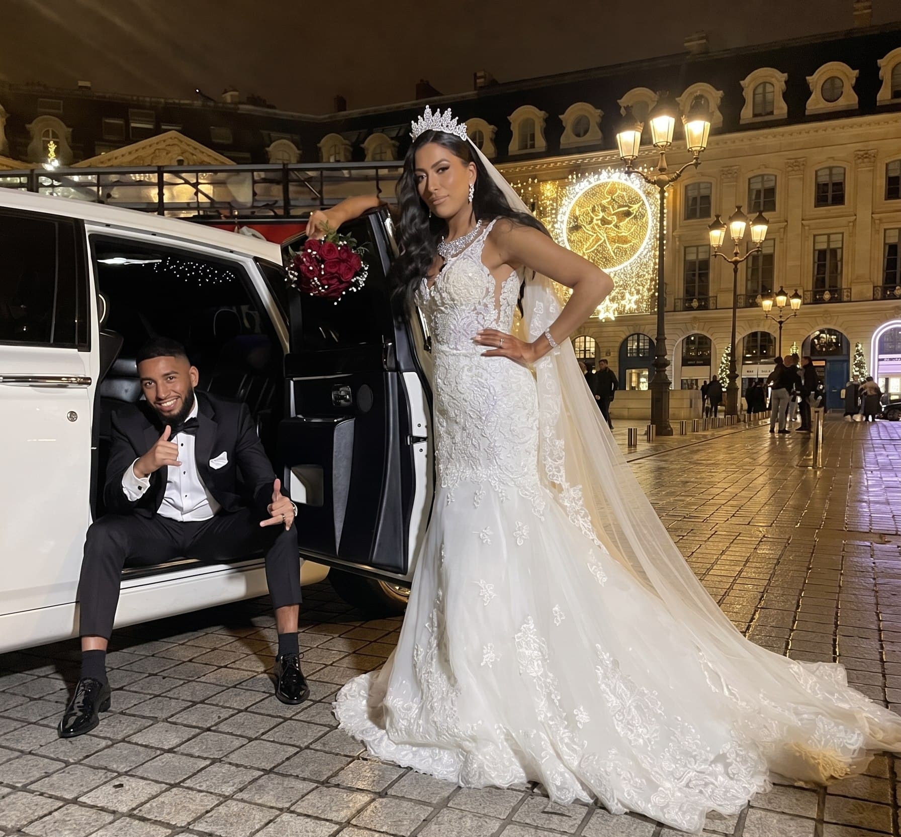 Mariée devant la Rolls-Royce Phantom Place Vendôme de nuit