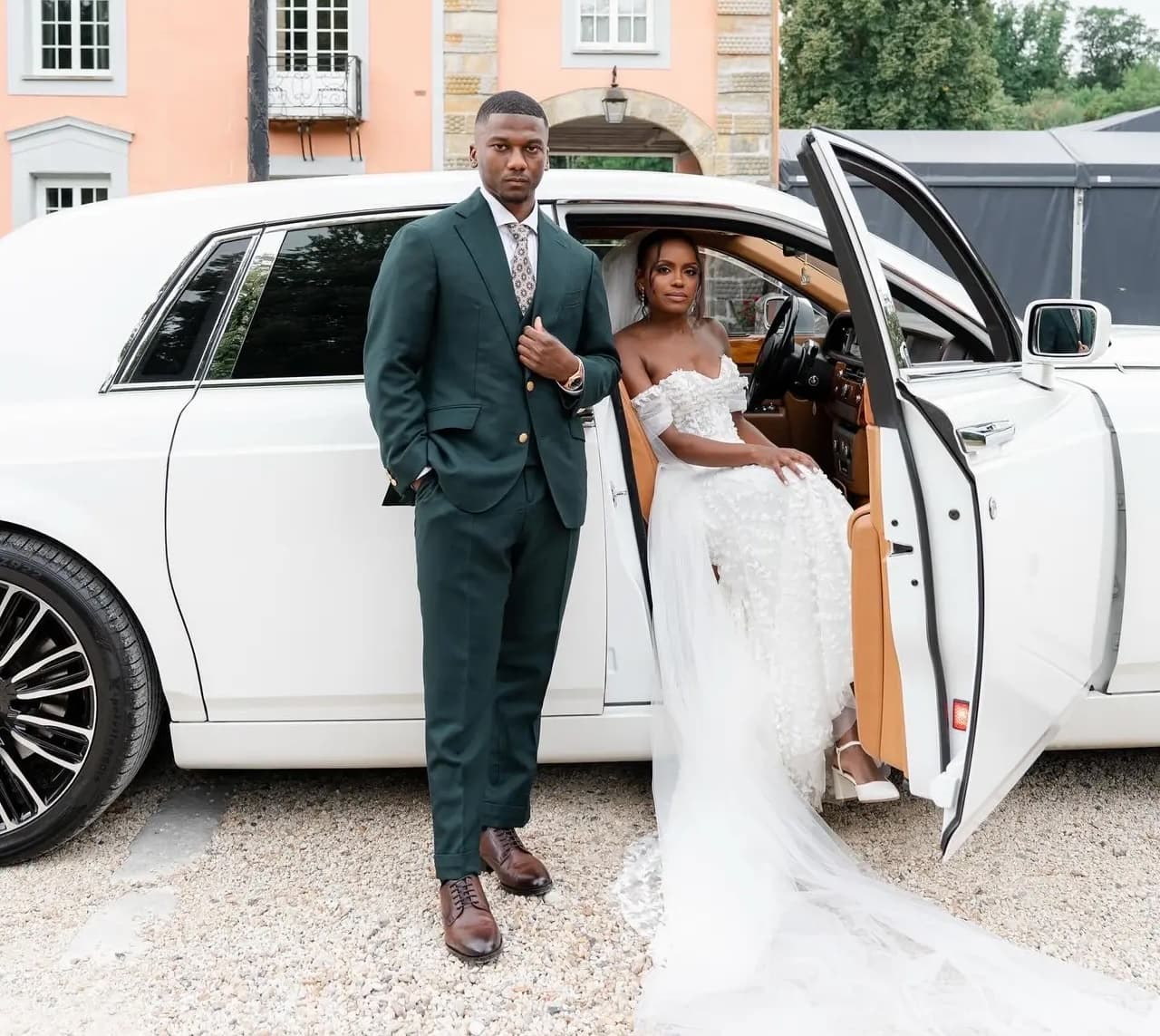 Couple de mariés devant la Rolls-Royce Phantom